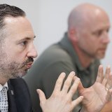 Le conseiller d'Etat Fréderic Favre (à gauche) et le chef du service de la chasse Nicolas Bourquin se disent "satisfaits de la régulation proactive" en Valais. KEYSTONE/VALENTIN FLAURAUD